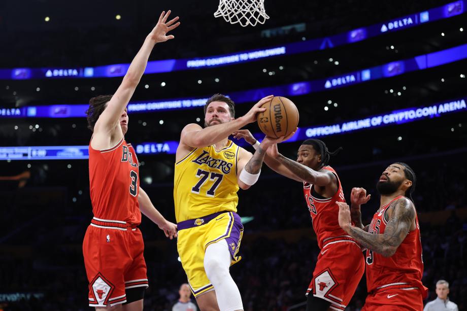 开云体育官方app-东契奇湖人生涯新高51分10篮板9助攻 湖人力擒公牛